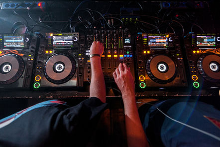 DJ đang điều chỉnh thiết bị
