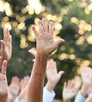 Les mains en l'air