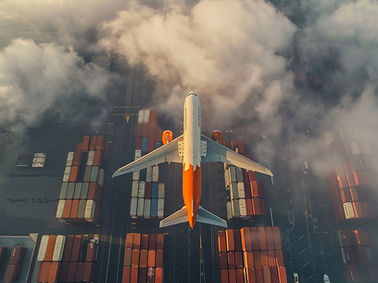 Avião sobre contêineres