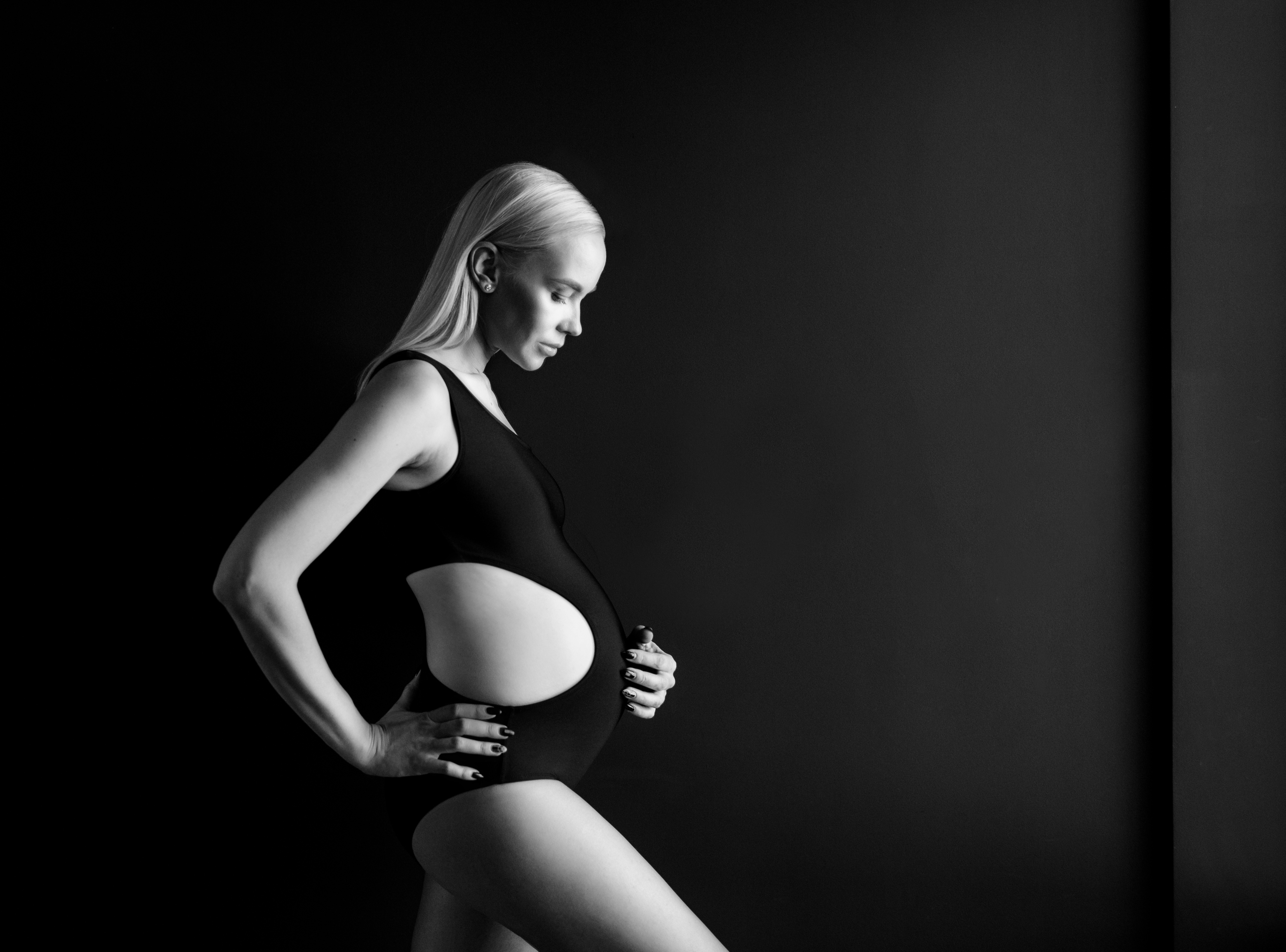 Mujer embarazada, en, traje de baño