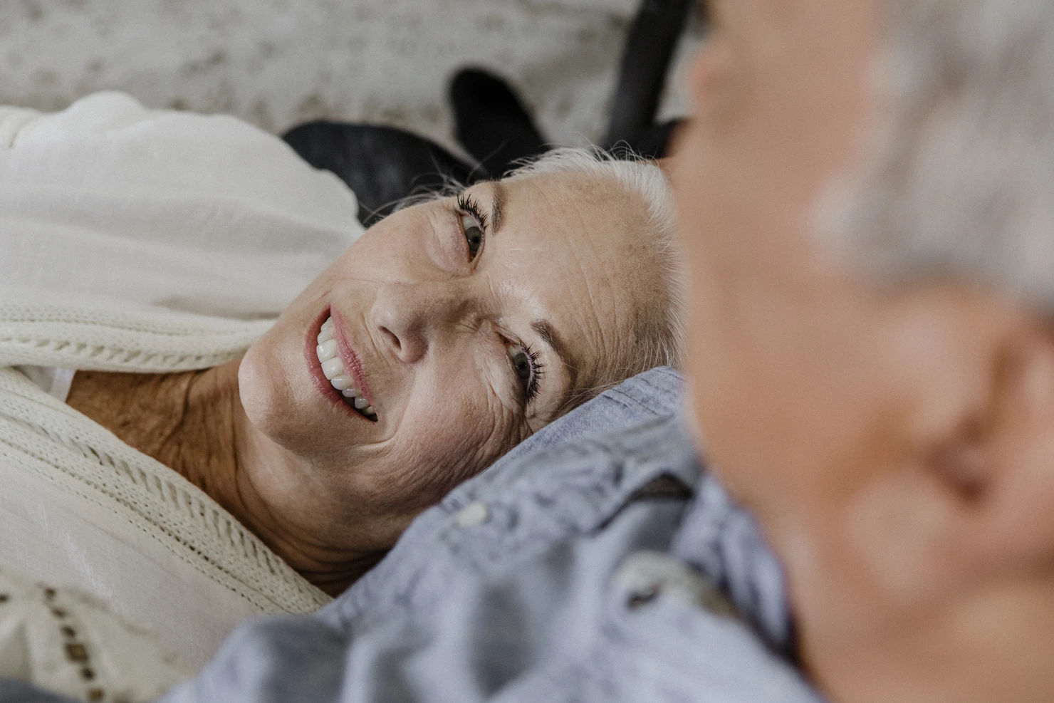 mujer anciana sonriendo