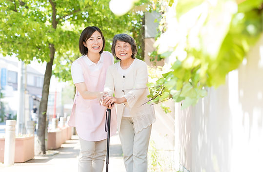 介護イメージ　シニア女性と介護士