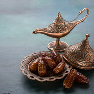 Eine Wunderlampe mit Dattel, typische orientalische Dekoration oder auch zur Teezeremonie