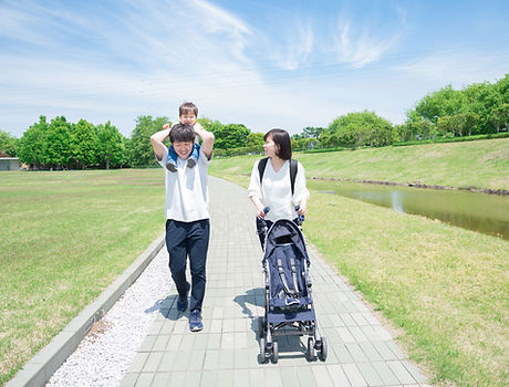公園を歩く家族