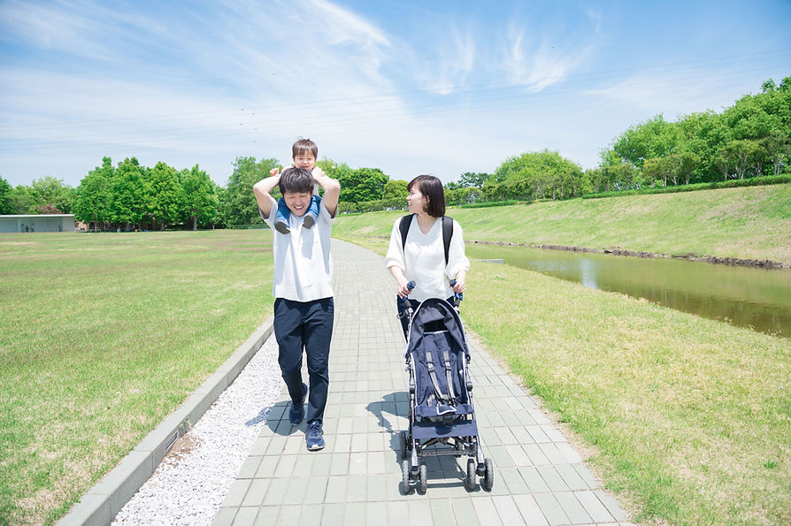 公園を歩く家族