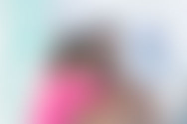 Vater mit Tochter unter einem Wasserfall