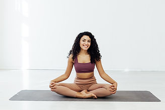 Kvinne som praktiserer yoga