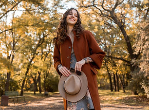 Sonbahar parkında kadın