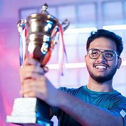 Hombre sosteniendo el trofeo