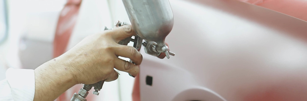 加工製品に塗装しているイメージ