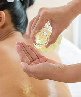 Une femme qui reçoit un traitement de spa