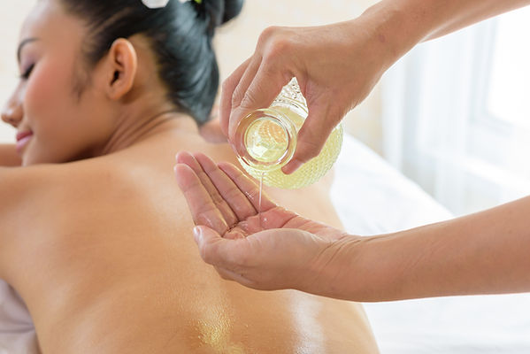 Eine Frau bekommt eine Spa-Behandlung