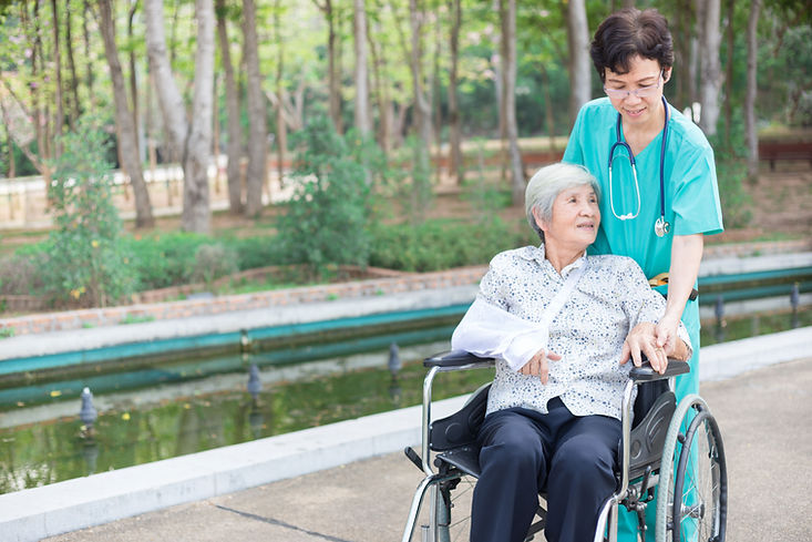 Travailleur de la santé avec le patient