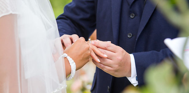 指輪を手にする