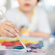 Kindermalerei am Tisch