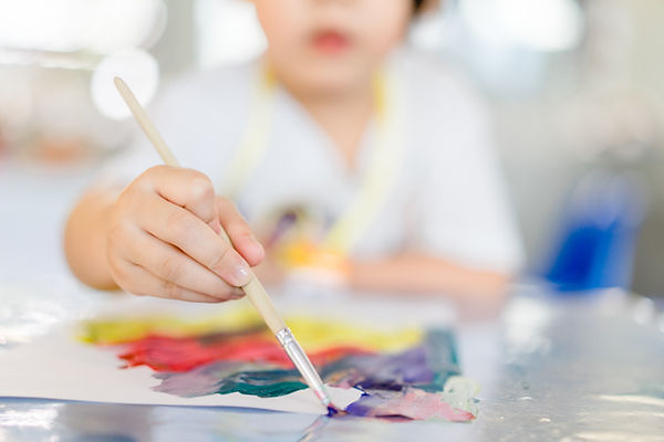 Kindermalerei am Tisch