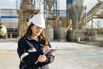 Ingeniero civil en el sitio de construcción