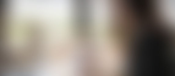 Frau lernt flexibel Deutsch mit einem Online-Videokurs für das B1-Zertifikat.