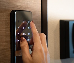 Cerradura inteligente smart lock puerta Málaga Sostera