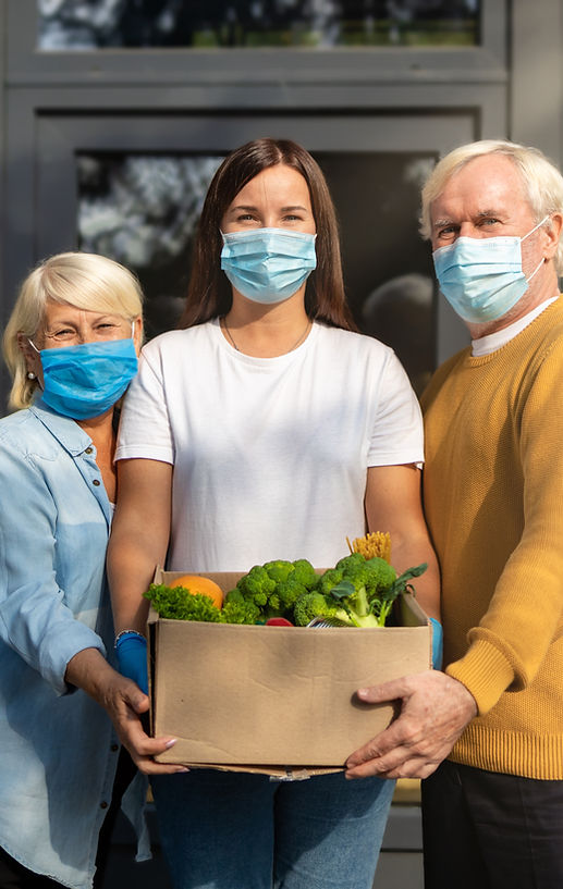 sosteniendo una caja de vegetales