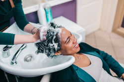 Lavage des cheveux dans un salon