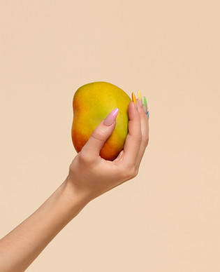 Main tenant une mangue