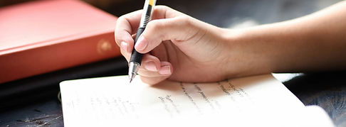 Escritura a mano en cuaderno