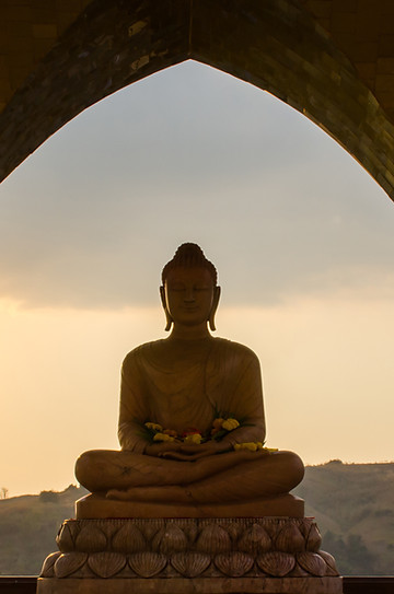Buddha-Statue bei Sonnenuntergang - Symbol für Ruhe und Achtsamkeit