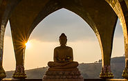 Statue de Bouddha au coucher du soleil