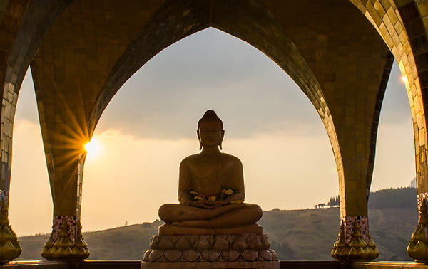 Statua del Buddha al tramonto