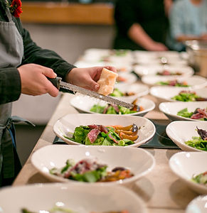 Chef preparando ensaladas