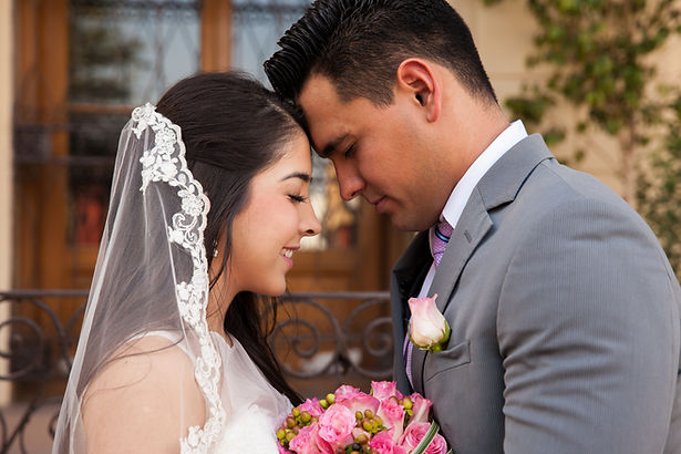 Videograf italienische Hochzeit fängt nicht nur die großen Augenblicke ein, sondern auch die zarten, stillen Momente – wie ein Blick zwischen Braut und Bräutigam, der mehr sagt als tausend Worte.