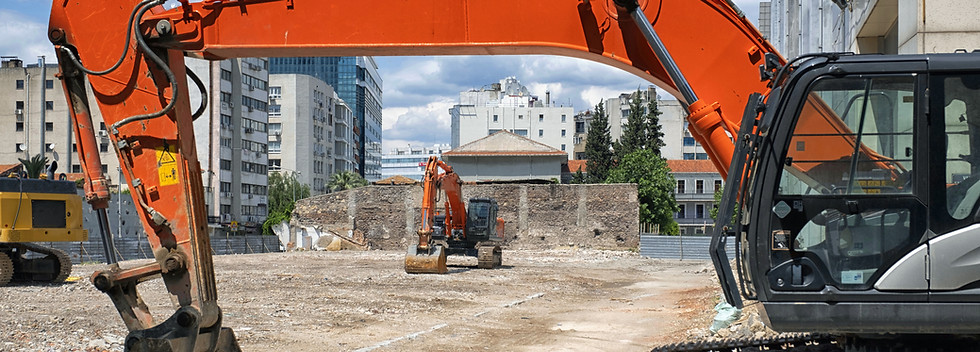 Des pelleteuses sur un chantier de construction