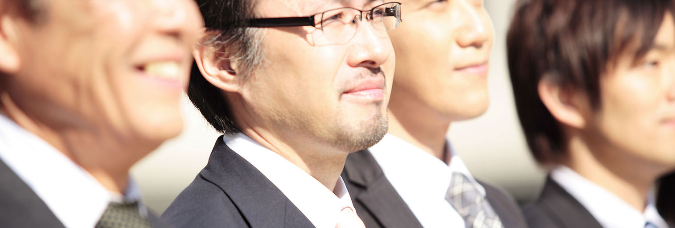 スーツで微笑む男性たち