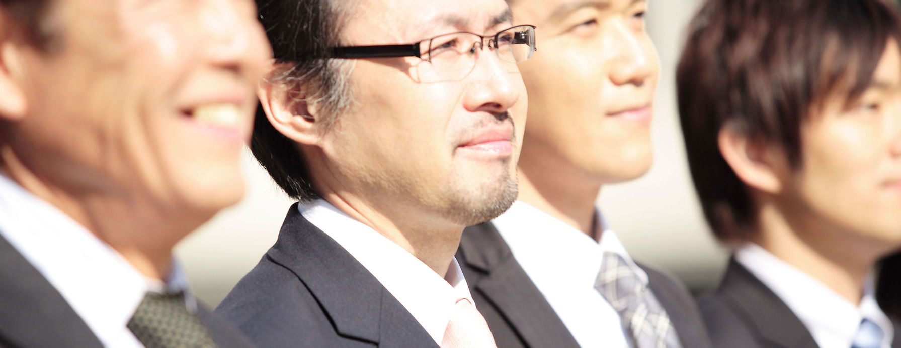 スーツで微笑む男性たち