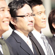 スーツで微笑む男性たち