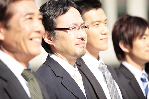 スーツで微笑む男性たち