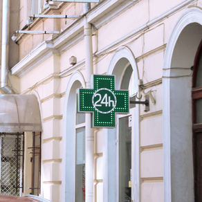 Insegna stradale di una Farmacia