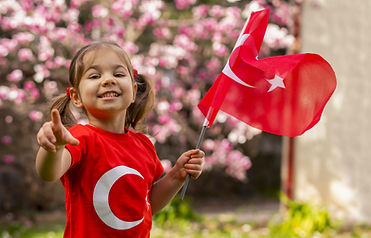 Bayrak Sallayan Küçük Çocuk