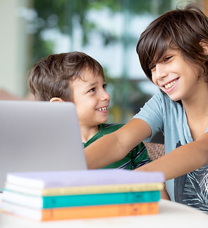 Frères et sœurs heureux