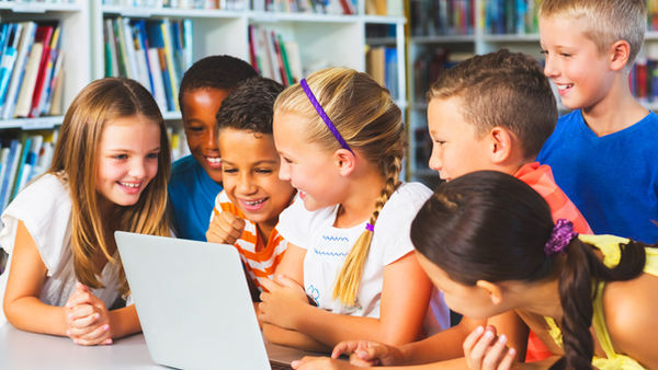 crianças no computador lendo Glossário da Infância Digital