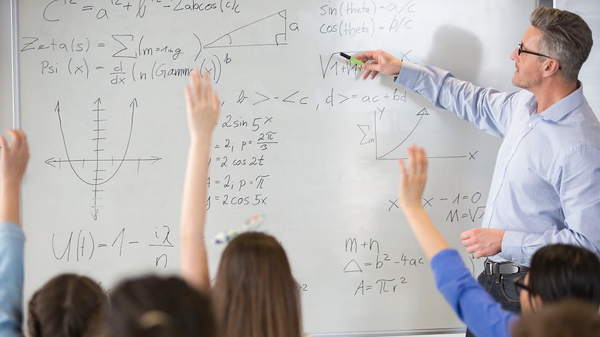 Teahcer em uma aula de matemática