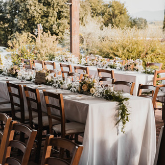 Plutôt élégance classique à table ou convivialité moderne debout ? Découvrez notre guide complet pour choisir le format de réception qui correspond vraiment à l'ambiance de votre grand jour. Décryptez les avantages, les coûts et le rythme de chaque option.