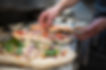 Chef-kok bereidt pizza