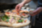 Pizzaiolo che prepara la pizza