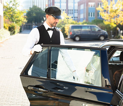 Le chauffeur ouvre la porte