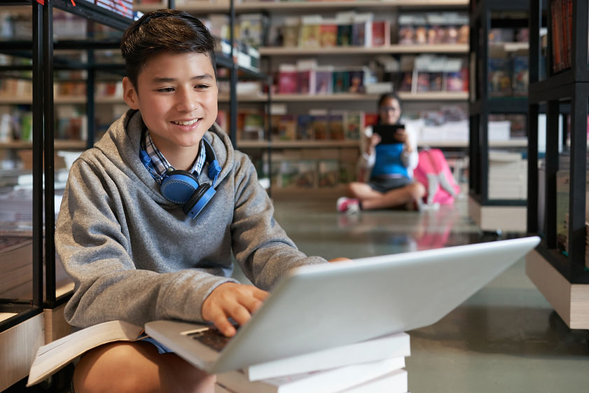 Ragazzo che usa il computer portatile