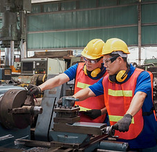 Deux techniciens travaillant sur la machine