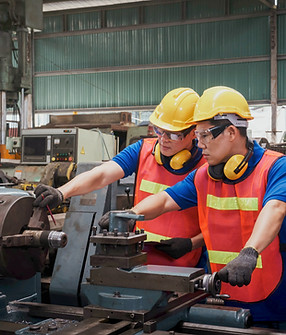 Dos técnicos que trabajan en la máquina
