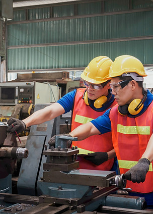 Hai kỹ thuật viên làm việc trên máy